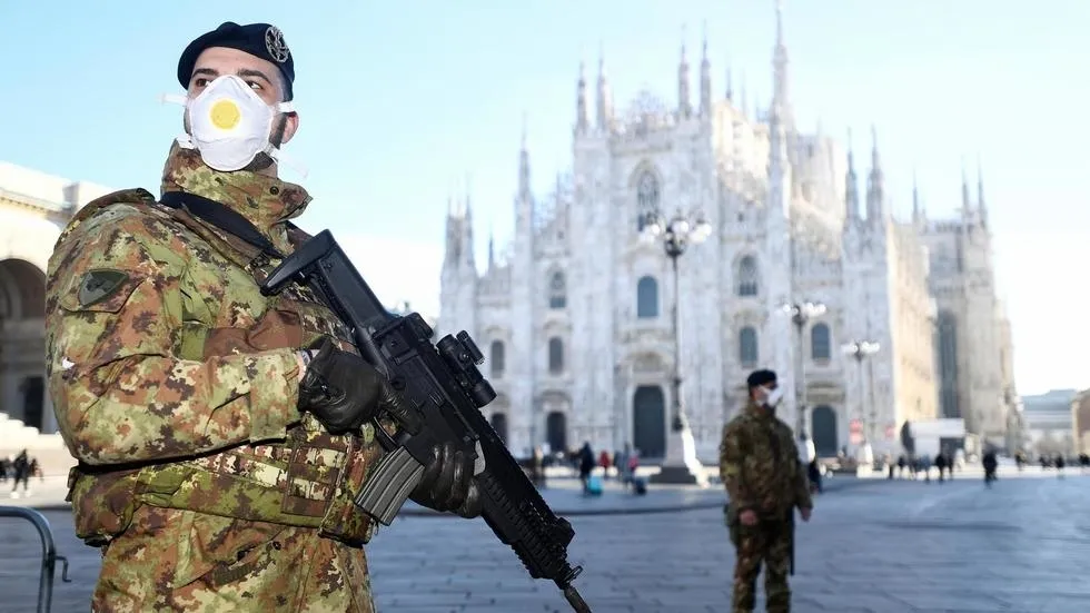 Quân nhân Ý đeo khẩu trang tuần tra bên ngoài nhà thờ lớn Duomo