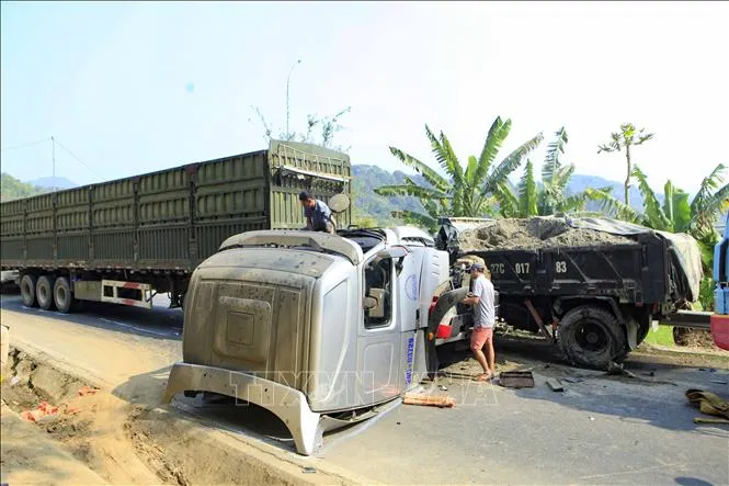 Tin tức tai nạn giao thông ngày 26/2: Xe tải đối đầu xe container, giao thông ùn tắc nhiều giờ