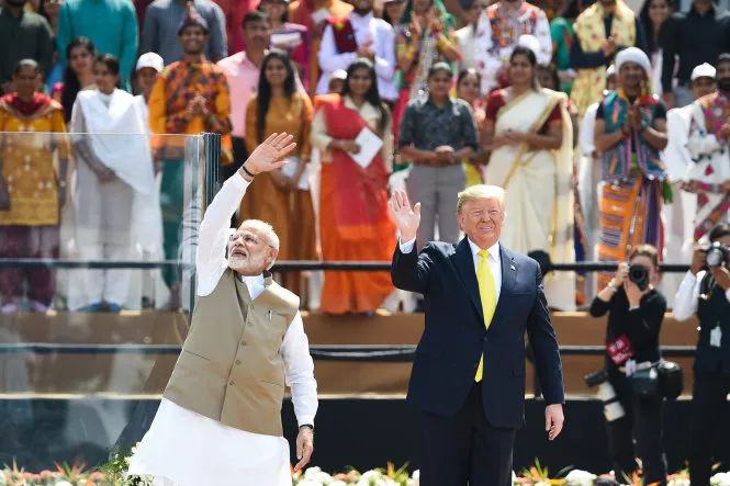 Ông Trump (phải) đã được chủ nhà Modi chào đón rất nồng hậu. Ảnh: Newsweek