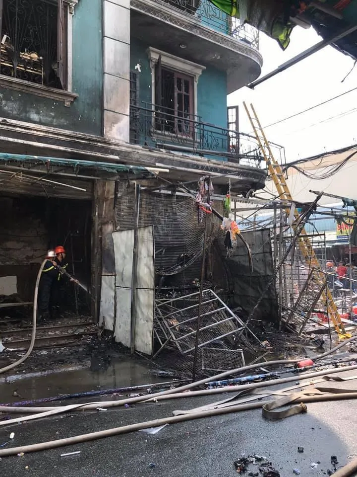 Cháy lớn cửa hàng kinh doanh tại chợ Hạnh Thông Tây, Gò Vấp 