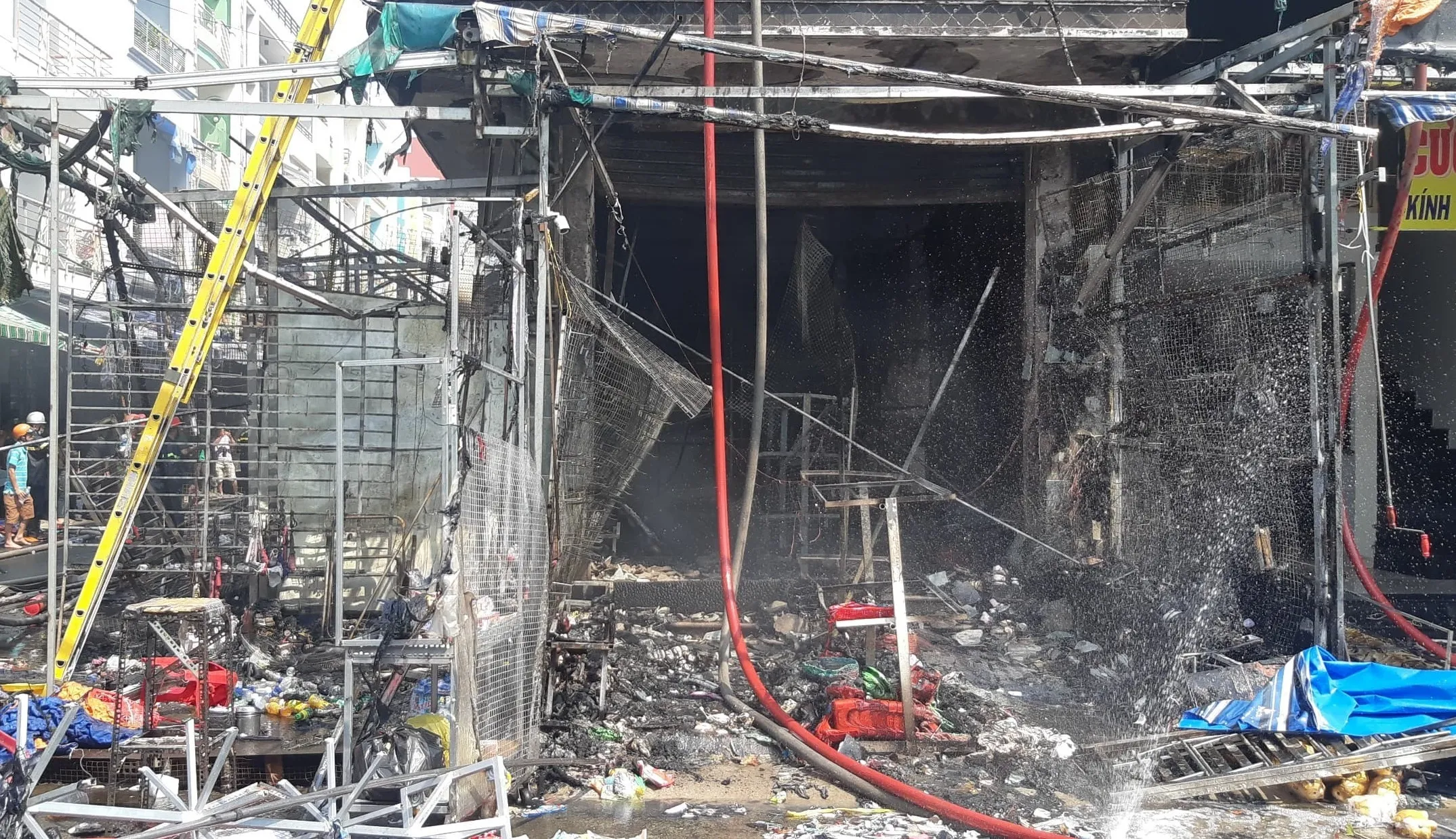 Cháy lớn cửa hàng kinh doanh tại chợ Hạnh Thông Tây, Gò Vấp 