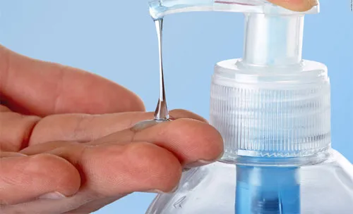 Phát hiện 200 chai nước rửa tay diệt khuẩn dạng gel không nhãn hiệu