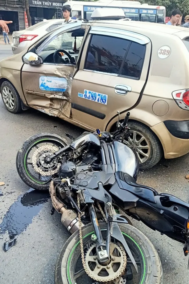 Tin tức tai nạn giao thông ngày 2/3: Xe môtô đâm thẳng vào taxi, 2 người bị thương nặng