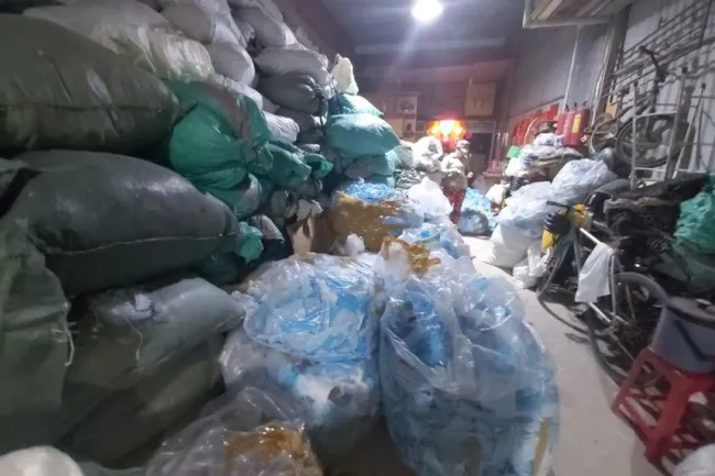 TPHCM: Phát hiện cơ sở thu gom gần 800kg khẩu trang nghi đã qua sử dụng để bán lại 