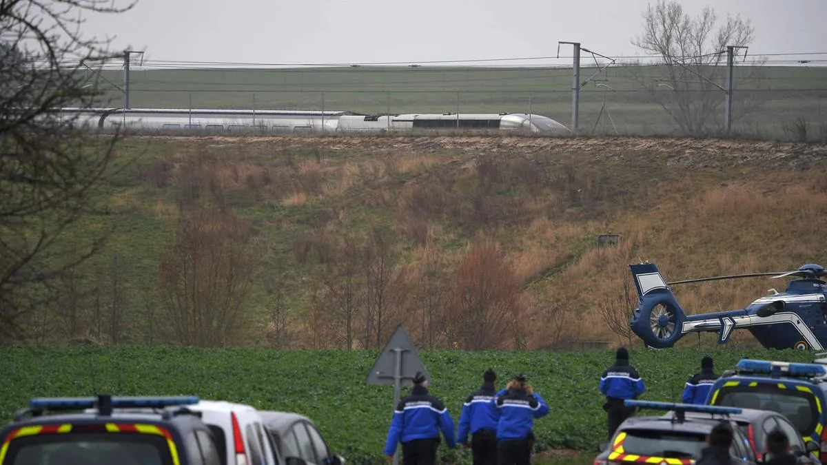 Pháp: Tàu cao tốc bất ngờ bị trật đường ray, hàng chục người bị thương