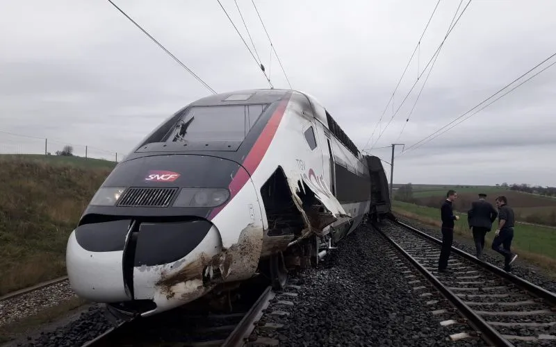 Pháp: Tàu cao tốc bất ngờ bị trật đường ray, hàng chục người bị thương