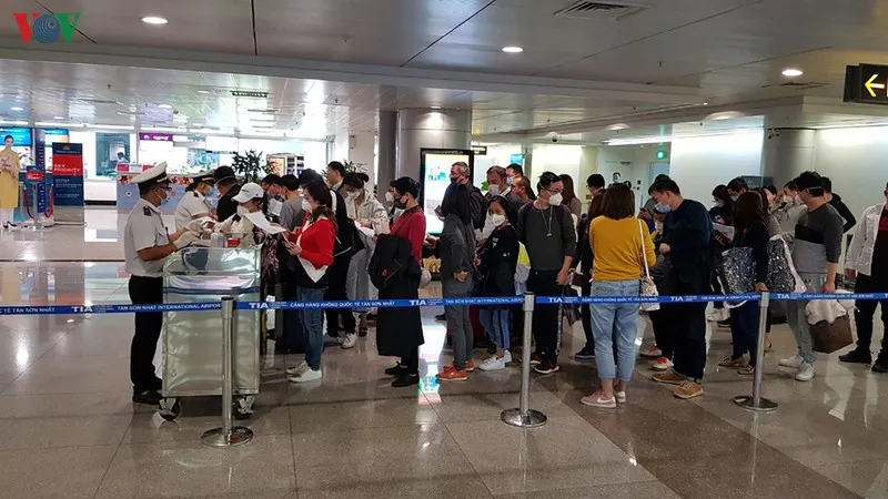 Khách đến sân bay Tân Sơn Nhất