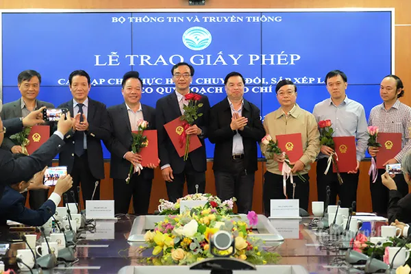 Đại diện các đơn vị lên nhận giấy phép mới theo quy hoạch báo chí.