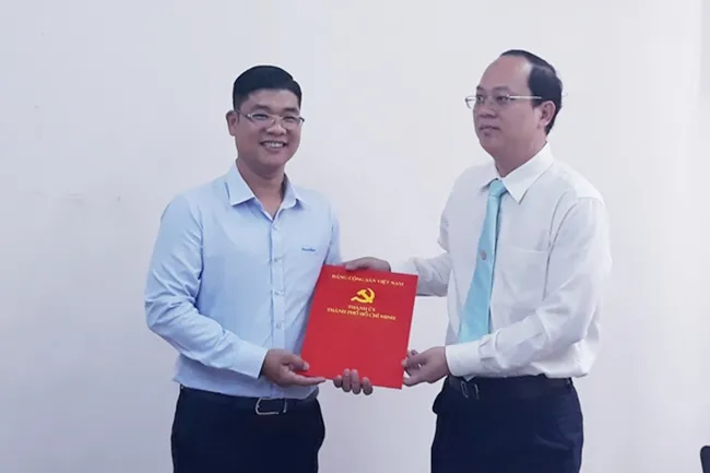 Ông Nguyễn Hồ Hải, Trưởng Ban Tổ chức Thành ủy trao quyết định của Ban Thường vụ Thành ủy cho ông Phạm Kiều Hưng   