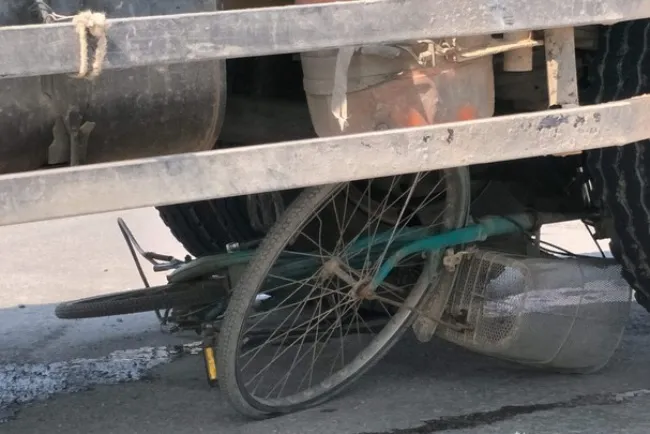 Tin tức tai nạn giao thông hôm nay 9/3/2020: Xe tải cuốn xe đạp chở 2 mẹ con vào gầm trên Quốc lộ 1A