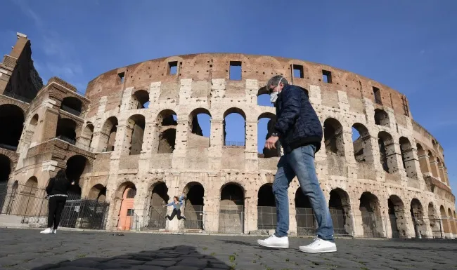  Cảnh vắng vẻ tại trung tâm du lịch nổi tiếng ở thủ đô Rome, Italy, ngày 10/3 trong bối cảnh dịch bệnh COVID-19 lan rộng. Ảnh: THX/TTXVN