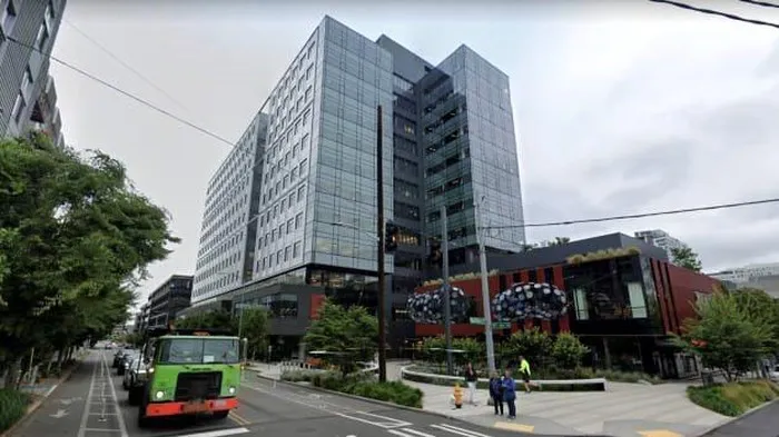Nhân viên làm việc tại trụ sở chính của Amazon ở thành phố Seattle (Mỹ) bị nhiễm COVID-19