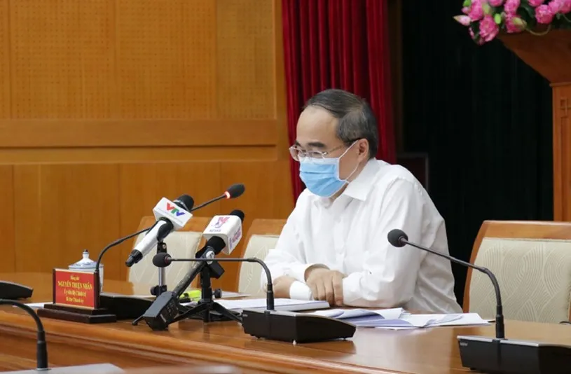 Bí thư Thành ủy Nguyễn Thiện Nhân chủ trì cuộc họp tại điểm cầu Thành ủy TPHCM - Ảnh: Văn Thuận