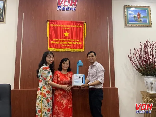 Đại diện BV Thống Nhất tặng máy rửa tay cho Đài Tiếng nói Nhân dân TPHCM