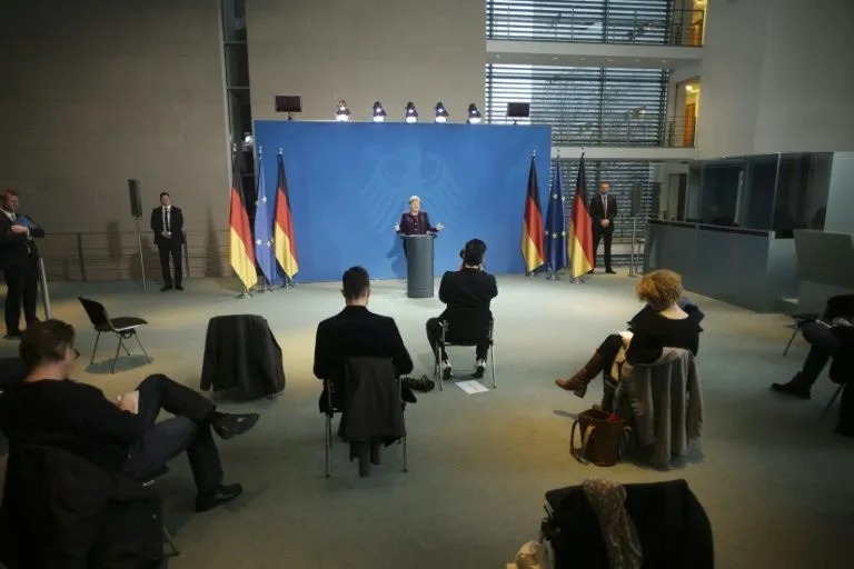 Thủ tướng Đức kêu gọi người dân ở nhà để tránh lây lan COVID-19.