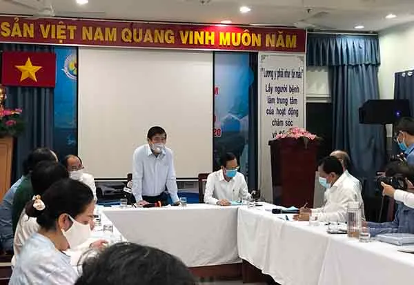 Chủ tịch Ủy ban Nhân dân Thành phố Nguyễn Thành Phong, Trưởng ban chỉ đạo Thành phố về phòng, chống dịch Covid - 19  dẫn  đầu đã đến làm việc tại Bệnh viện Quận 11 và  Trung tâm Y tế Quận 11.