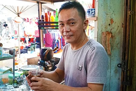 Nằm trong chợ Phùng Hưng, quán Ba Lù phục vụ những ly cà phê vợt được nấu bằng bếp củi, cho bơ muối khi rang.