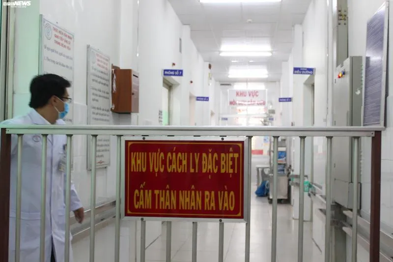 (VOH) - Sở Y tế TP vừa xác nhận, nhiều nhân viên y tế ở Bệnh viện huyện Bình Chánh và một số hộ dân dân cư xung quanh phải thực hiện cách ly tập trung do có tiếp xúc với một Việt kiều mắc COVID-19.