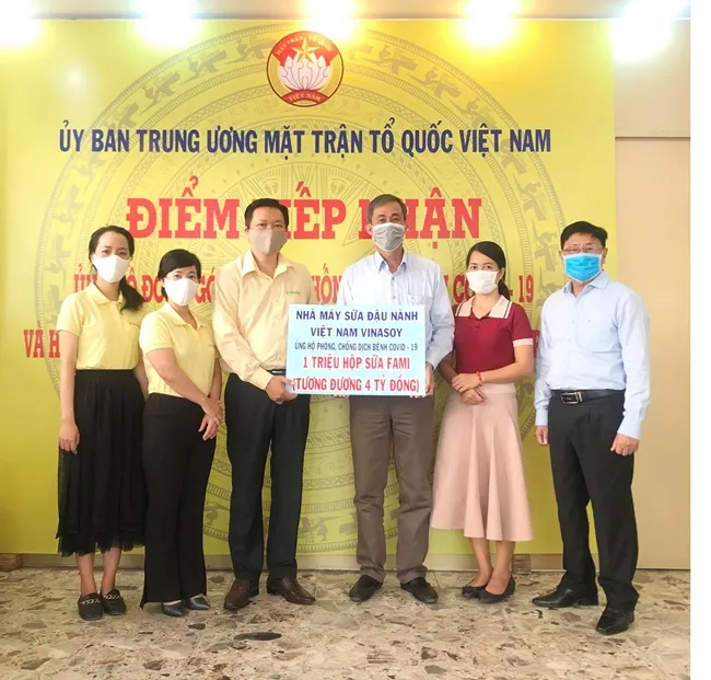 Ủy ban Trung ương Mặt trận Tổ quốc Việt Nam tiếp nhận sự đồng hành của doanh nghiệp trong công tác phòng chống dịch COVID-19. 