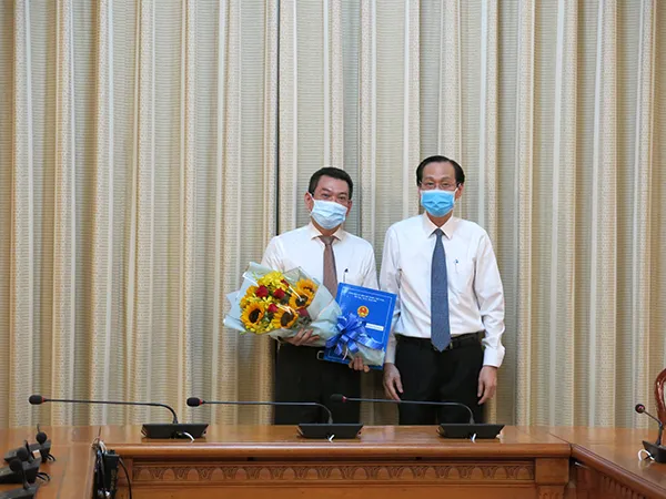 Phó Chủ tịch Thường trực UBND TPHCM Lê Thanh Liêm trao hoa và quyết định cho ông Hoàng Minh Tuấn Anh