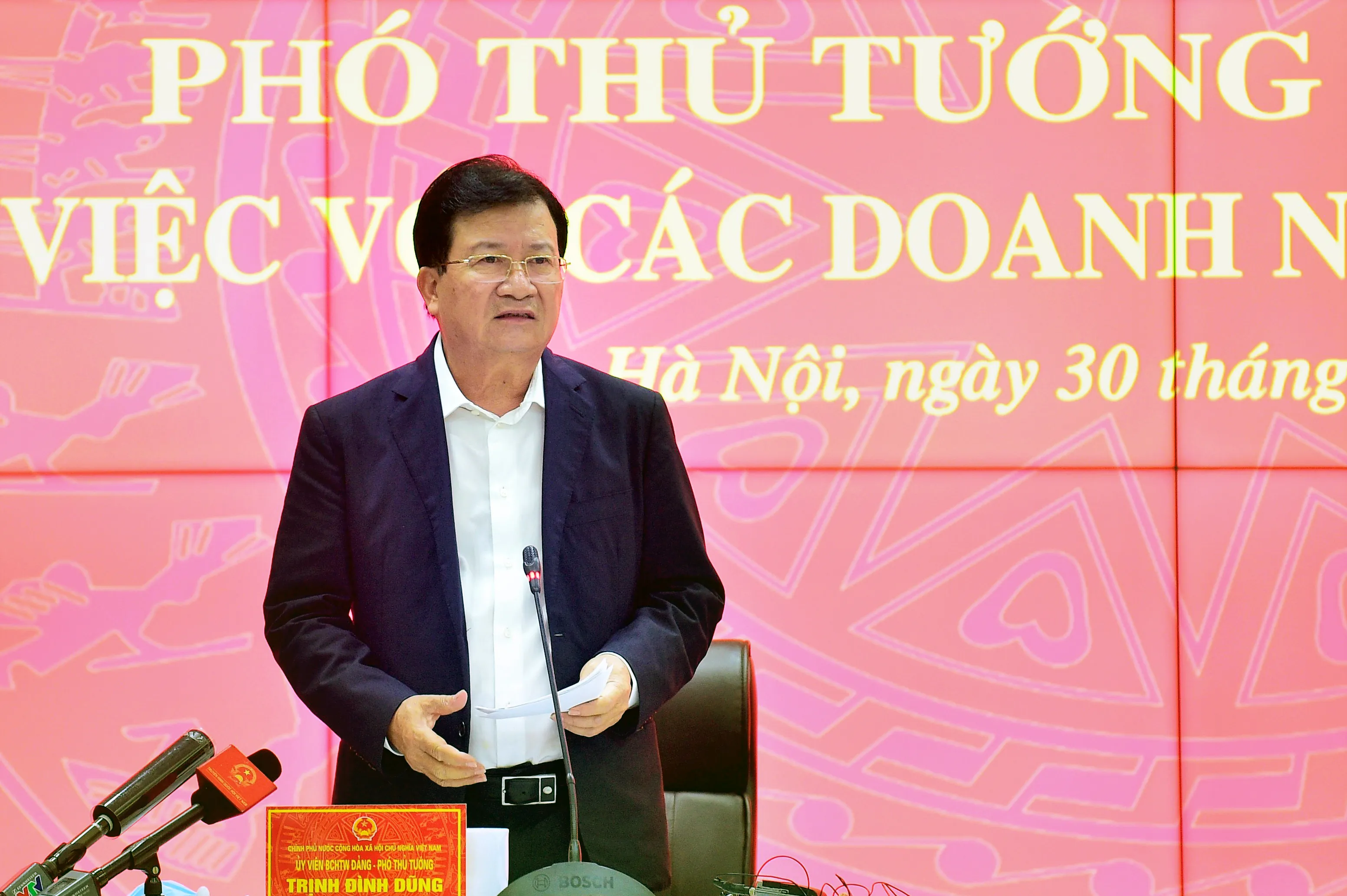 Phó Thủ tướng Trịnh Đình Dũng phát biểu tại cuộc họp 