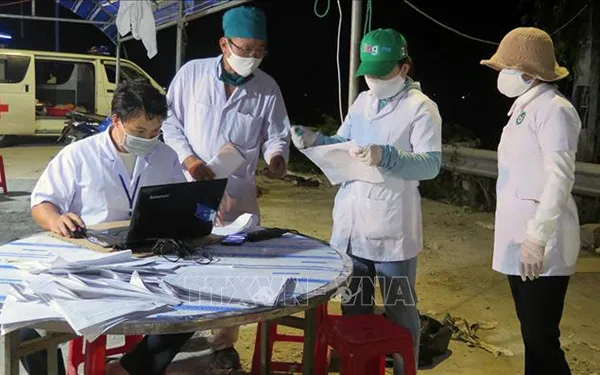 án bộ y tế tỉnh Phú Yên nhập dữ liệu của người khai báo y tế để kiểm soát
