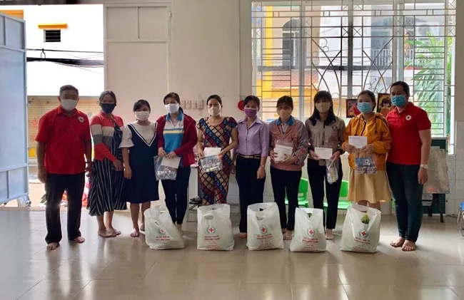 Đại diện lãnh đạo Hội chữ thập đỏ quận Bình Thạnh đến trao quà cho các giáo viên Mầm non tư thục có hoàn cảnh khó khăn.