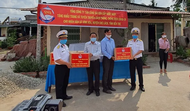 Tổng công ty Tân cảng Sài Gòn tặng khẩu trang cho đại diện chính quyền địa phương xã Vĩnh Hòa.