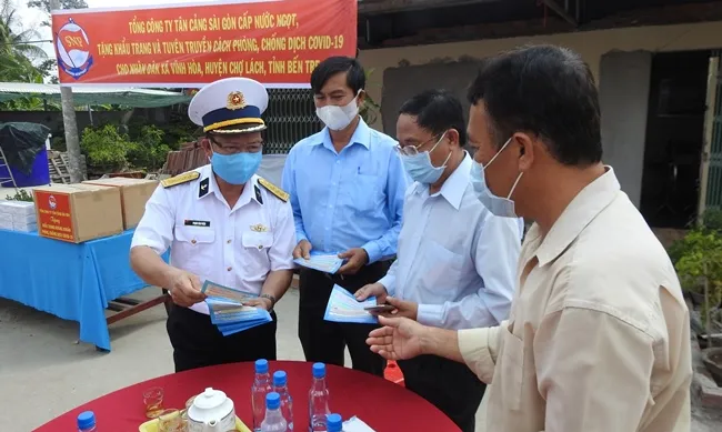 Đại tá Phạm Văn Phèn, Phó Tổng Giám đốc, Tổng công ty Tân cảng Sài Gòn phát tờ rơi tuyên truyền phòng chống dịch Covid-19.