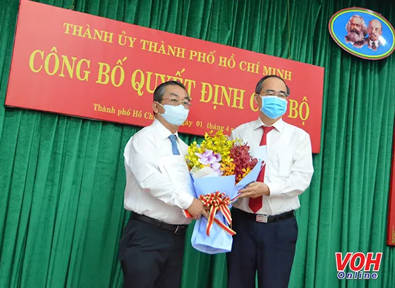 Bí thư Thành ủy Nguyễn Thiện Nhân tặng hoa chúc mừng ông Võ Ngọc Quốc Thận, Tân Bí thư Đảng ủy Khối Dân-Chính-Đảng TPHCM