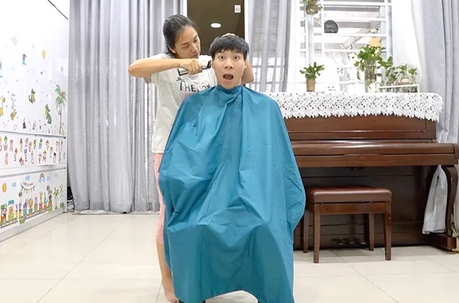 Ngọc Mai trở thành thợ cắt tóc bất đắc dĩ của chồng. 