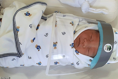 Trẻ sơ sinh đầu tiên trên thế giới đeo tấm chắn bảo vệ Covid-19