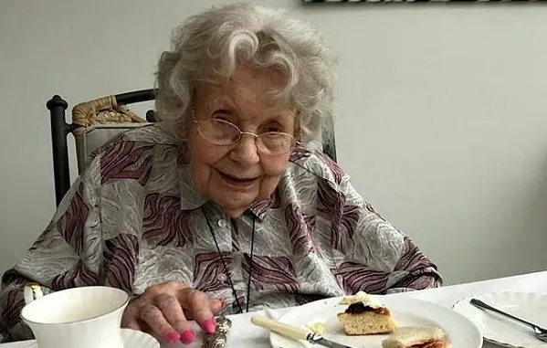 cụ bà 99 tuổi, khỏi bệnh COVID-19