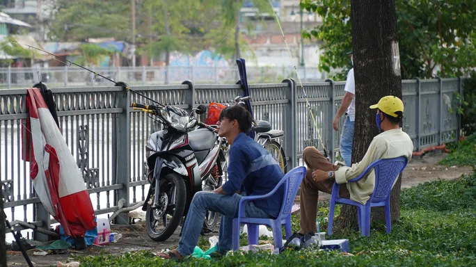 Tin tức pháp luật ngày 7/4/2020: Xử phạt nhiều người không đeo khẩu trang, câu cá ở kênh Nhiêu Lộc