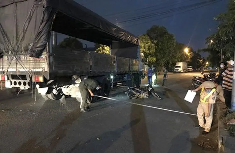 Tin tức tai nạn giao thông hôm nay 8/4/2020: Xe tải va chạm xe máy chở ba, 2 nữ sinh tử vong tại chỗ