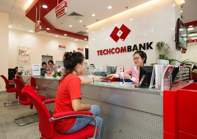 Khách hàng giao dịch tại Techcombank