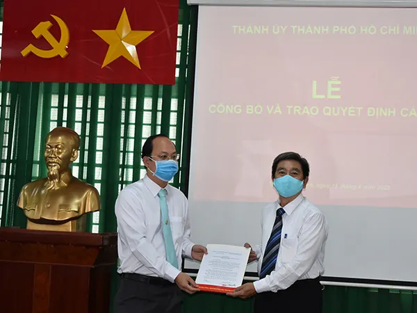 Trưởng Ban Tổ chức Thành ủy Nguyễn Hồ Hải (trái) trao quyết định của Ban Thường vụ Thành ủy cho ông Võ Sĩ.