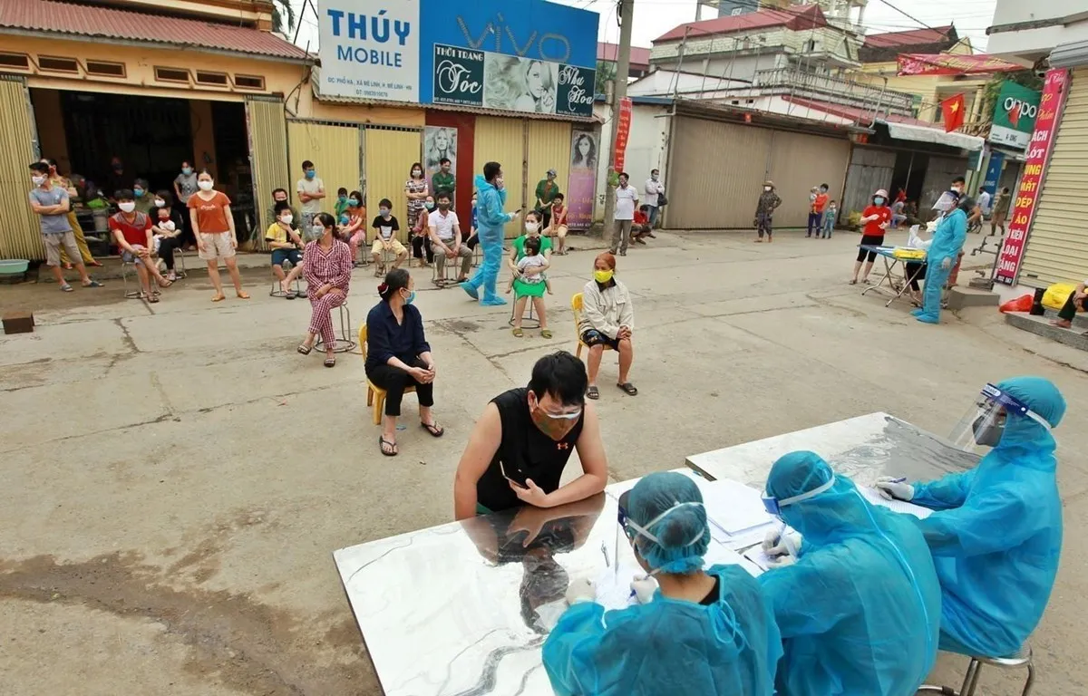 Lấy mẫu xét nghiệm virut SARS-CoV-2 cho người dân thôn Hạ Lôi