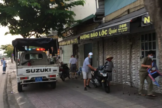 Tổ công tác UBND phường 3 quận Gò Vấp tạm giữ 7 ghế nhựa, đề nghị chủ quán lên UBND phường làm việc vào lúc 14 giờ chiều cùng ngày.