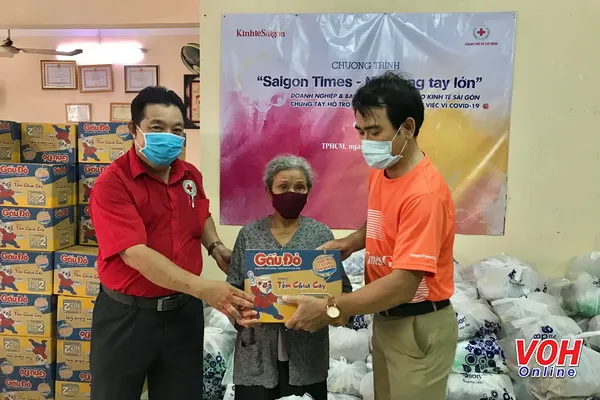 Hội chữ thập đỏ quận Bình Thạnh và Thời Báo Kinh Tế Sài Gòn trao quà cho người lao động nghèo