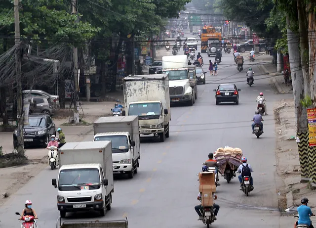 Cuối giờ chiều ngày 21/4, tại nhiều tuyến phố trên địa bàn Hà Nội, mật độ phương tiện giao thông trở nên đông đúc.