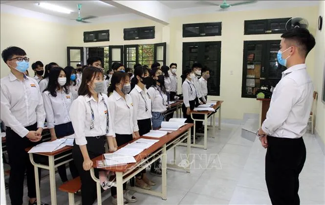 Học sinh trường THPT Lê Quý Đôn, thành phố Thái Bình trong ngày đầu đi học trở lại (ngày 20/4/2020)