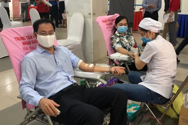 Phó Chủ tịch Thường trực Uỷ ban MTTQ Việt Nam TP Nguyễn Thành Trung tham gia hiến máu tình nguyện.