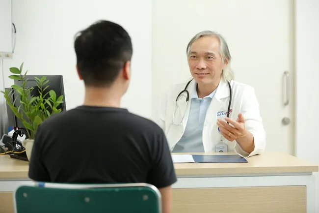 Bác sĩ Dương Duy Trang tư vấn về đột quỵ ở người trẻ. 