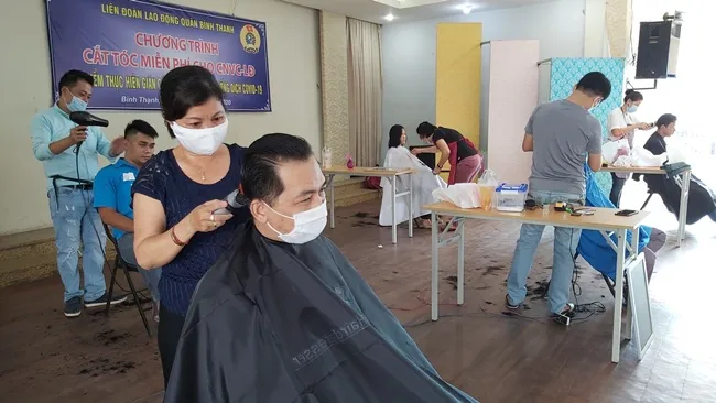 Một người dân được thợ cắt tóc chuyên nghiệp cắt gọn mái tóc sau hơn 2 tháng