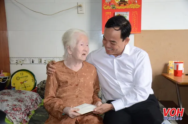 Phó Bí thư Thường trực Thành ủy TPHCM Trần Lưu Quang thăm và tặng quà mẹ Việt Nam anh hùng Nguyễn Thị Cang.