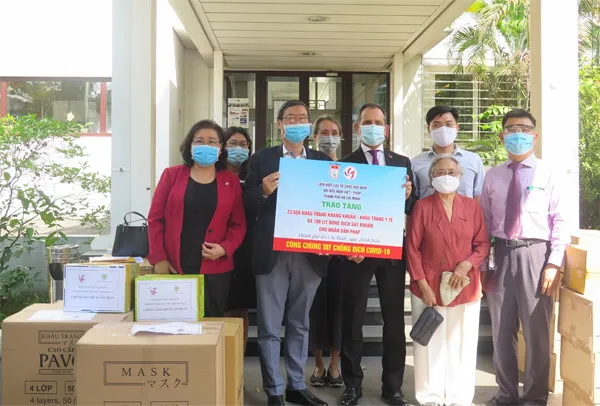 Hữu nghị Việt – Pháp trao tặng dụng cụ bảo hộ y tế cho nhân dân Pháp