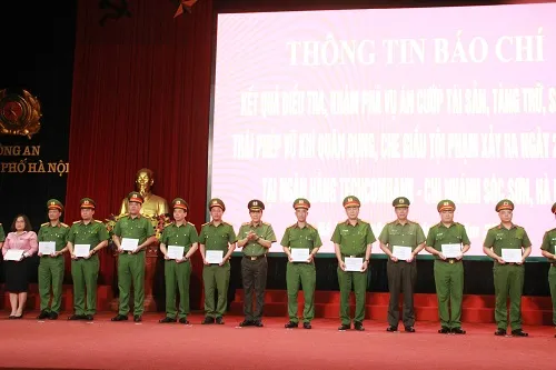 Thứ trưởng Lương Tam Quang trao thưởng cho các tập thể và cá nhân.