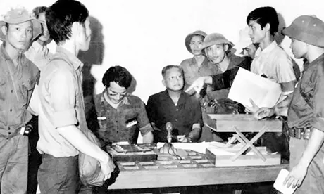 Ông Dương Văn Minh (ngồi, bên phải) đọc tuyên bố đầu hàng tại phòng thu của Đài Phát thanh Sài Gòn vào trưa ngày 30.4.1975. 