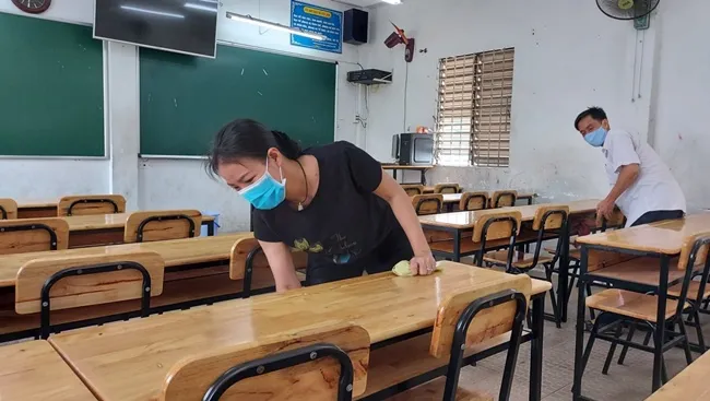 Giáo viên dọn dẹp để chuẩn bị đón học sinh đi học trở lại. 